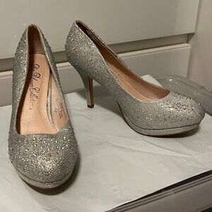 De Blossom Collection – Silver Rhinestone Platform Pumps (Size 6.5)
